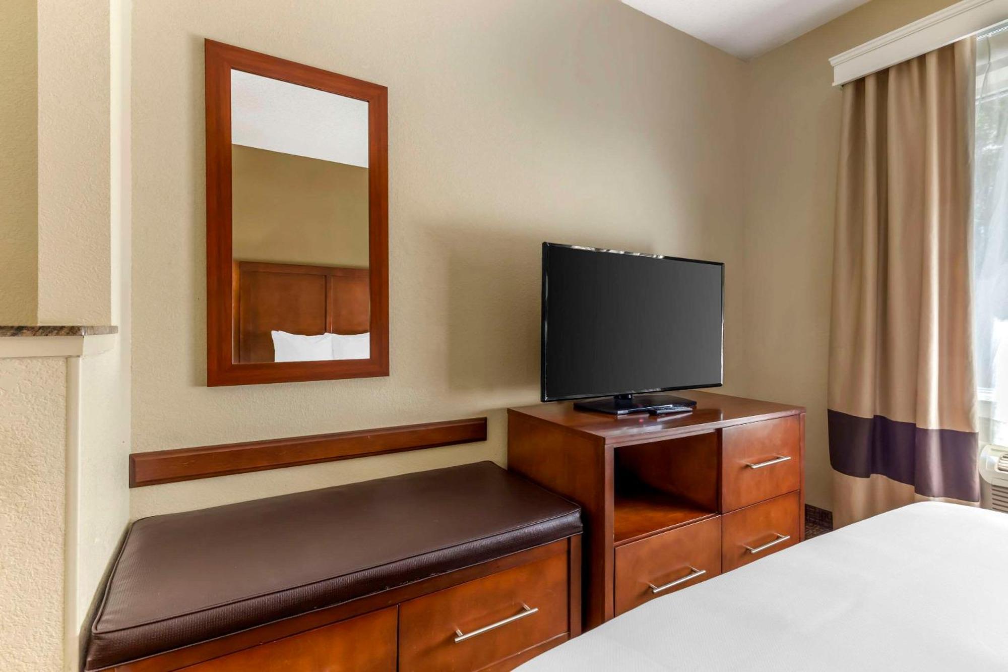 Comfort Suites Raleigh Walnut Creek Exterior photo